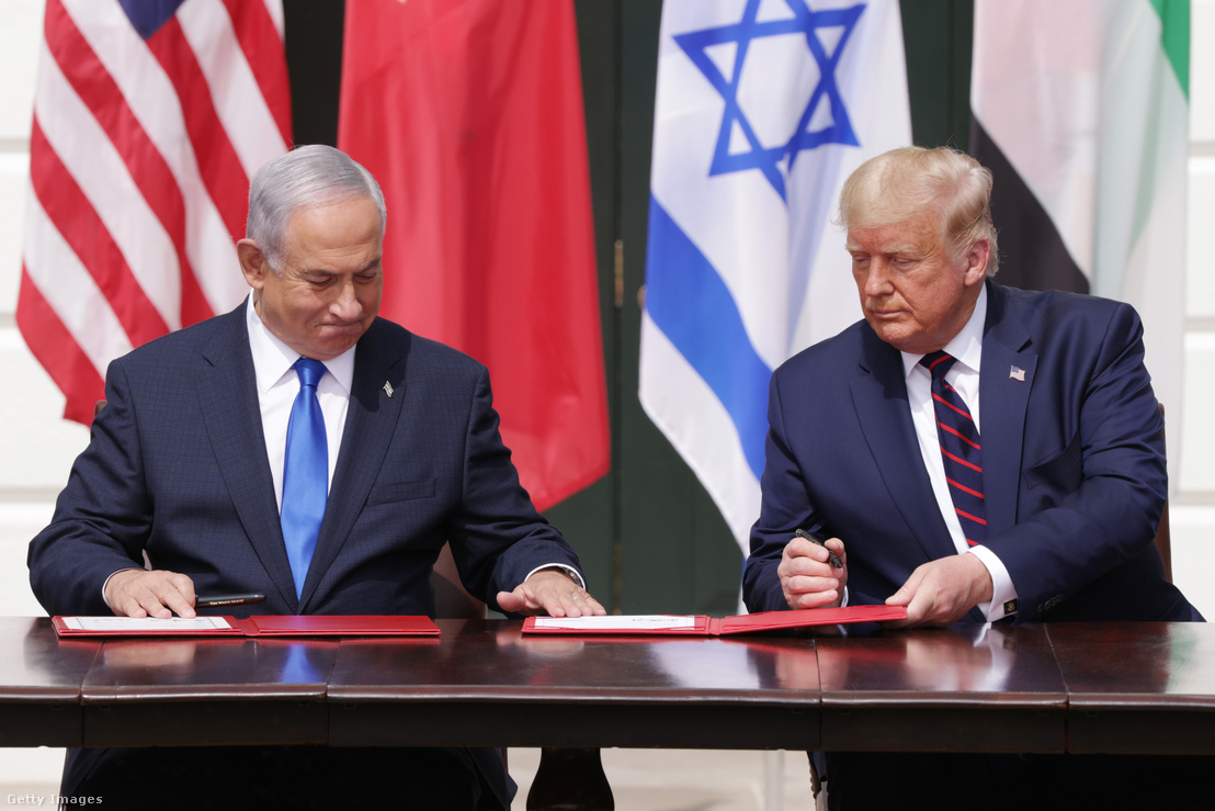 Benjamin Netanjahu izraeli miniszterelnök és Donald Trump amerikai elnök a Fehér Ház déli gyepén 2020. szeptember 15-én Washingtonban