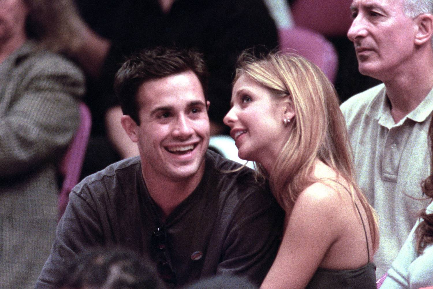Freddie Prinze Jr. és Sarah Michelle Gellar 2000-ben egy New York-i kosárlabdameccsen.