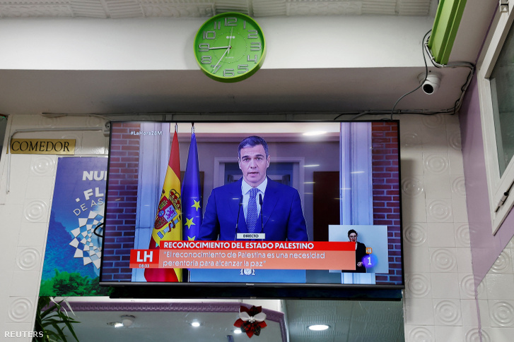 Pedro Sanchez spanyol miniszterelnök látható a képernyőn egy élő tévéközvetítés közben, amelyben bejelenti, hogy Spanyolország elismeri a Palesztin Államot egy madridi bárban, Spanyolországban 2024. május 28-án