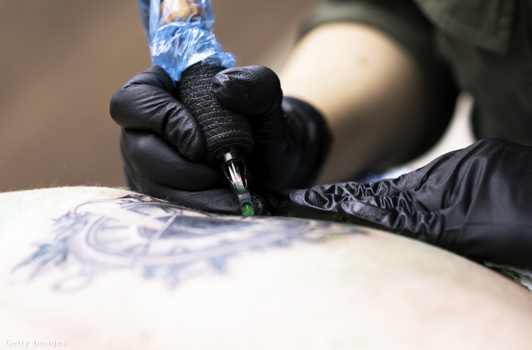 Tetoválás készítése. (Fotó: Shinyfamily / Getty Images Hungary)