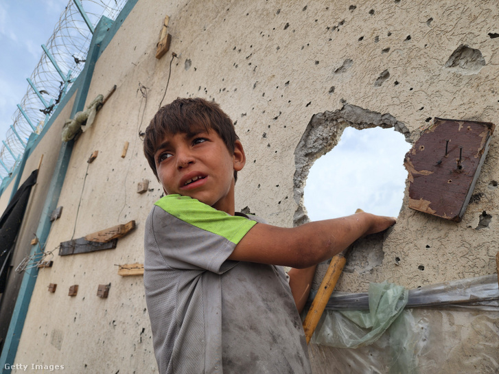 Egy palesztin fiú Rafahban, a Gázai övezetben 2024. május 28-án