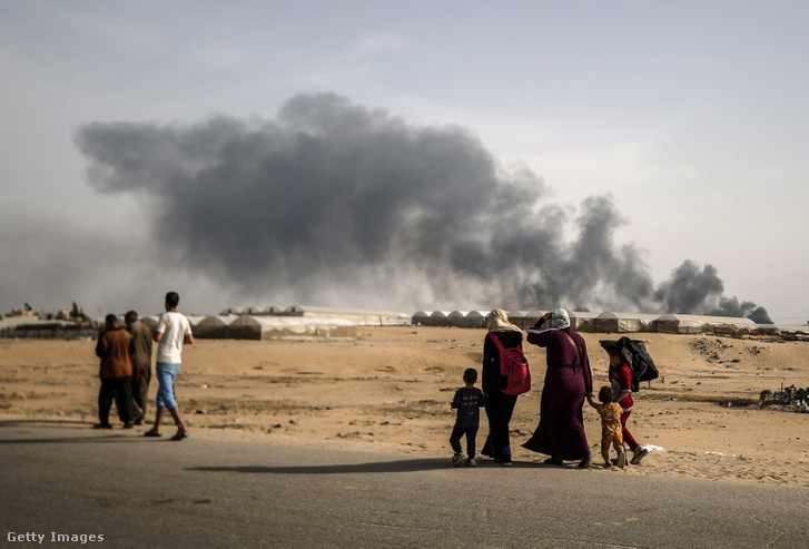 Palesztin menekültek Rafah közelében 2024. május 28-án