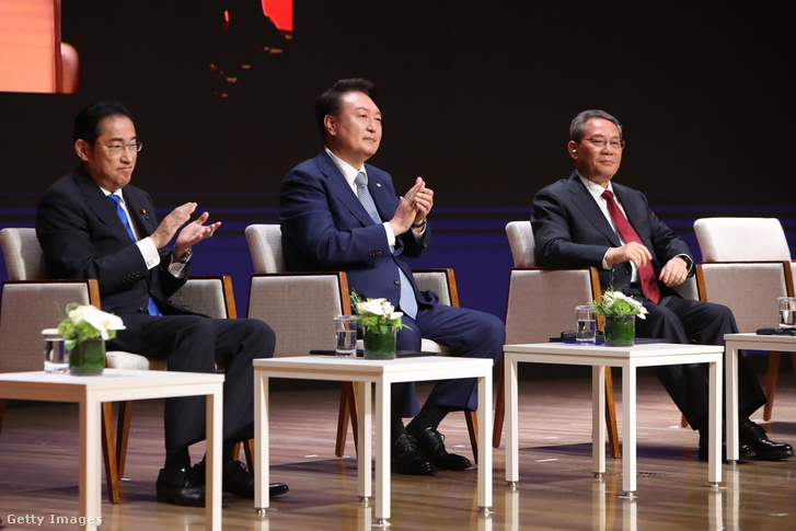 Kisida Fumio japán miniszterelnök, Jun Szuk Jol dél-koreai elnök és Li Csiang kínai miniszterelnök üzleti csúcstalálkozón vesznek részt a háromoldalú csúcstalálkozó keretein belül a Koreai Kereskedelmi és Iparkamarában 2024. május 27-én Szöulban,