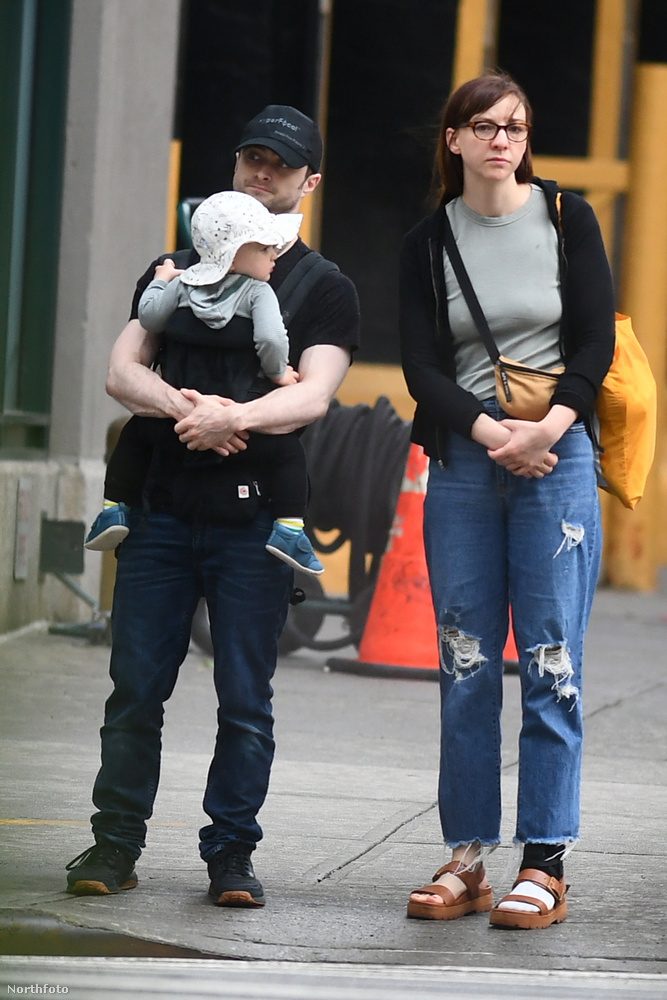 Daniel Radcliffe és párja Erin Darke New York utcáin sétáltak 13 hónapos gyermekükkel