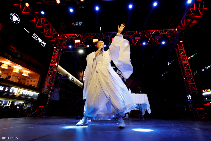 A „NewJeansNim” néven ismert Jun Szung-ho szerzetesi köntösben lép fel egy elektronikus tánczenei (EDM-) rendezvényen 2024. május 12-én