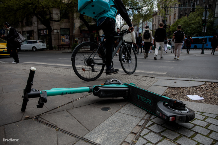 Korábban az is problémát okozott, hogy bárhol ott lehetett őket hagyni. Ez már szerencsére sokkal ritkább, ugyanis kijelölt helyeken kell velük leparkolni.