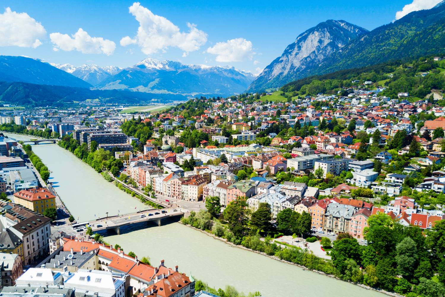 Innsbruck városképét meghatározzák az alpesi vonulatok, amelyek körbeölelik utcáit, és az Inn folyó, melyről a nevét is kapta. Főpályaudvara a belvárosban található, így a vonat begördülése után máris csodás helyek veszik körbe az érkezőket.