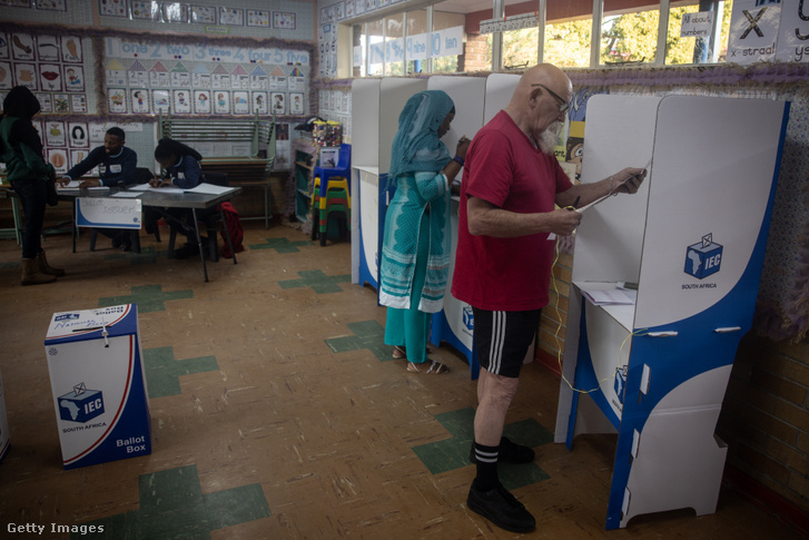Egy férfi leadja szavazatát egy szavazóhelyiségben 2024. május 29-én Johannesburgban, Dél-Afrikában