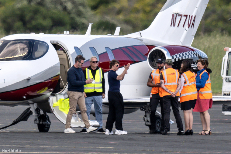 Tom Cruise magánrepülőgéppel érkezett meg Franciaországba