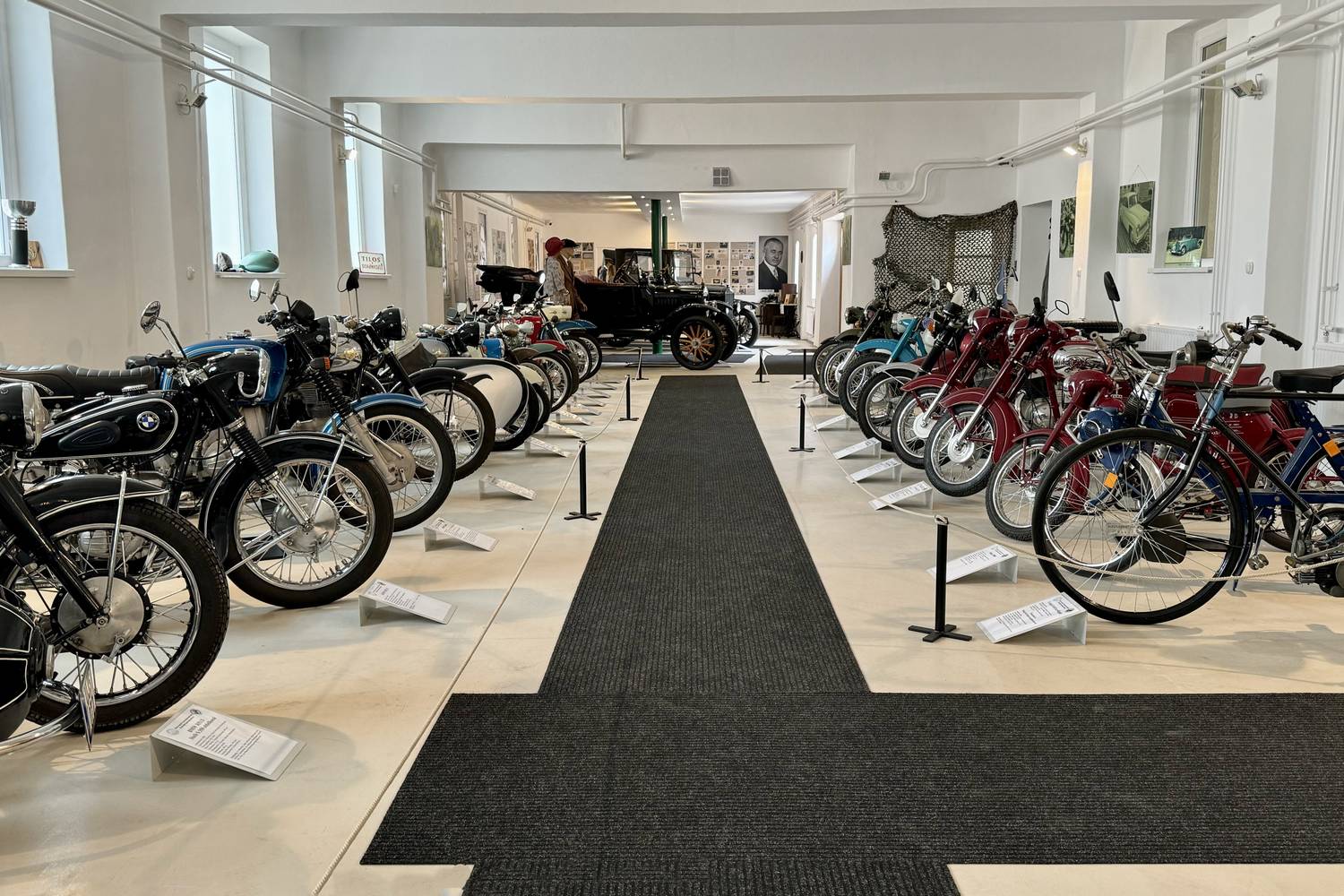 A Veteránjármű Kiállító Központban felújított motorkerékpárokban gyönyörködhetnek a látogatók.