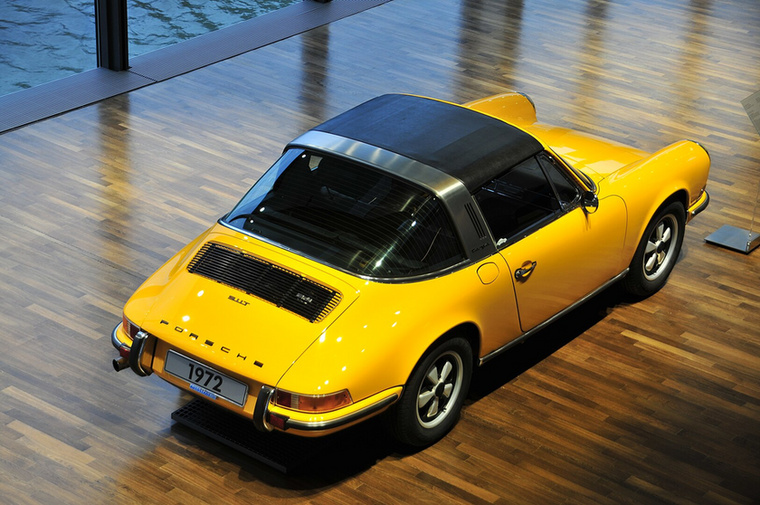 Porsche 911 Targa – Egy olasz versenyről kapta a nevét
                        A 911&nbsp;Targa önmagában nem minősül különleges modellnek, valamilyen formában minden generációból készült félig nyitott kabrió