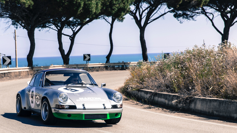 Porsche 911 Targa – Egy olasz versenyről kapta a nevét&nbsp;És hogy miért? A hagyományosan közúton megrendezett, hosszútávú 1956 és 1965 között összesen ötször nyertek itt abszolútban Porschék, a német gyártó a sikerek előtt tisztelgett az elnevezéssel