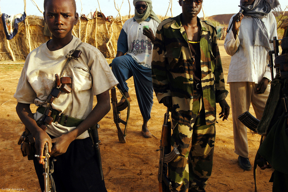 Egy 13 éves katona Dárfúrban 2004-ben