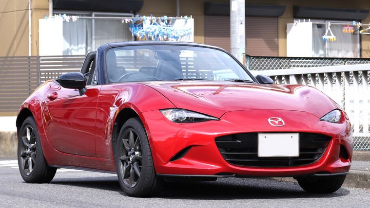 Mazda Roadster (MX-5) by Negawa Bridge (cropped)