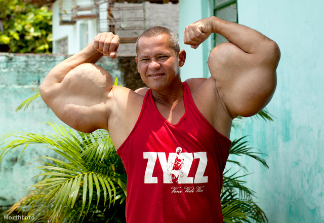 Olajbefecskendezéssel nagyobbítja bicepszét