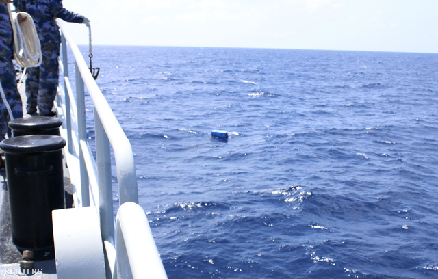 Felthetően az MH370-es járat roncsai látszanak egy kínai mentőhajóról