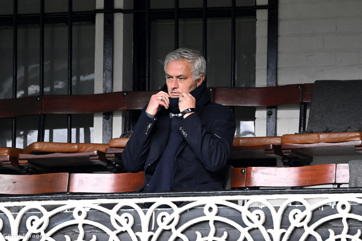 José Mourinho a lelátóról nézi a Fulham FC - Liverpool FC Premier League mérkőzést a Craven Cottage stadionban, Londonban.