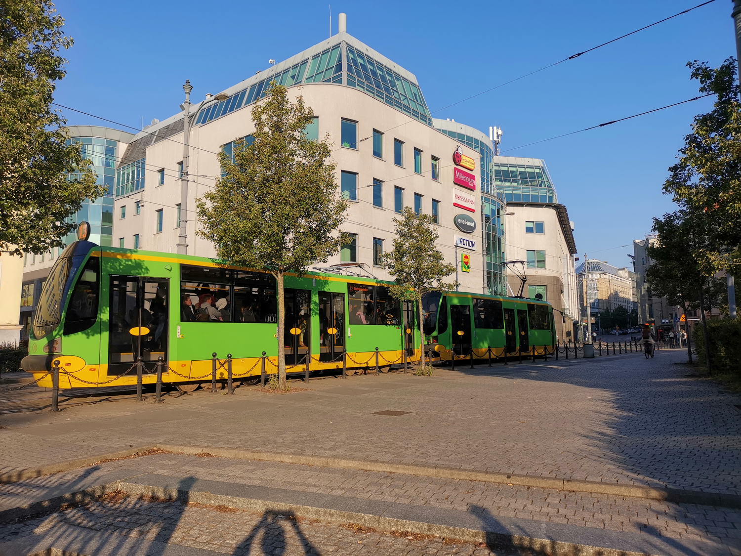 Poznańban a villamosok és a buszok is jellegzetes, zöld-sárga színűek.
