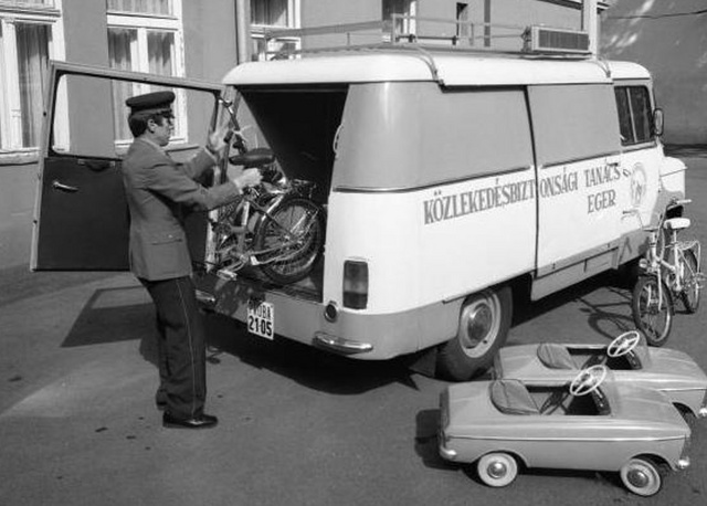 A Közlekedésbiztonsági Tanács Nysa furgonjából pakolják ki a gyerekjátékokat