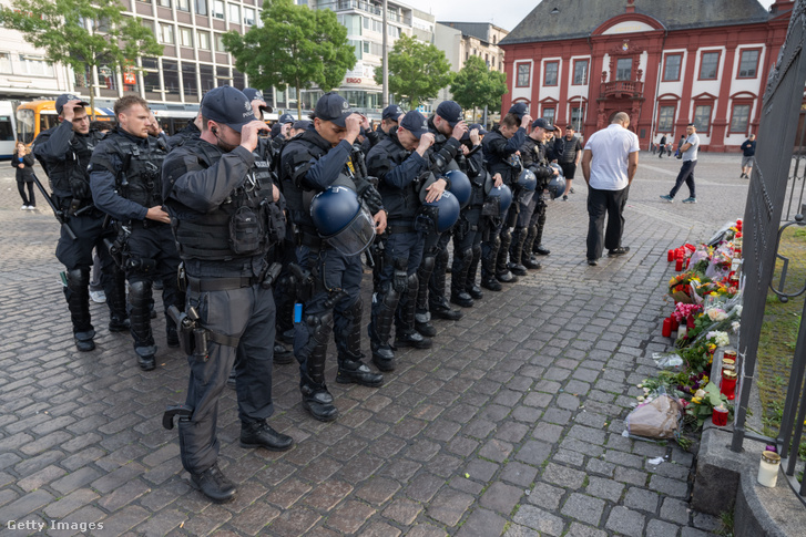 Percekkel halálhíre után rendőrök gyászolják halott kollégájukat a mannheimi piactéren