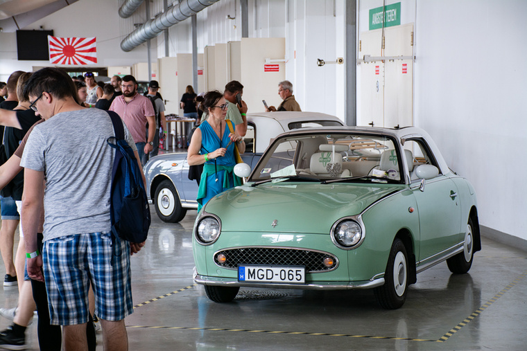 Egy Nissan Figaro is szokatlan látvány, pláne kettő! A Micrára épült különlegességből 20 073 darab készült.