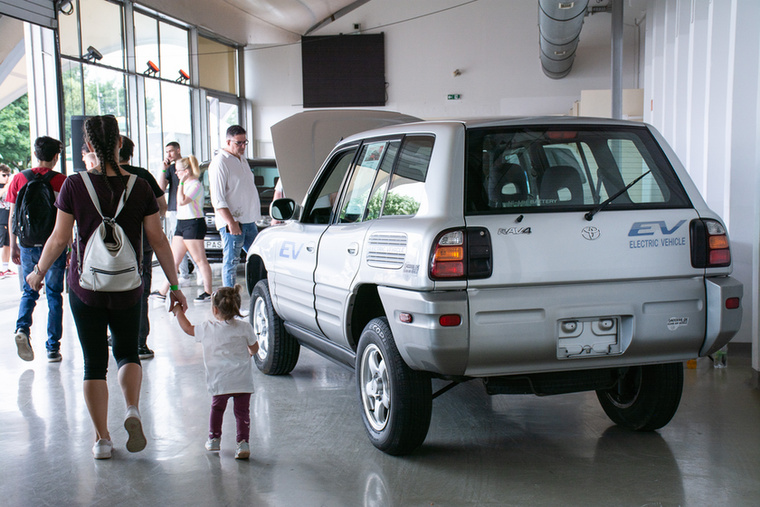 A tisztán elektromos RAV4-et 1997 és 2003 között Kaliforniában lehetett lízingelni, összesen 1484 darab készült.