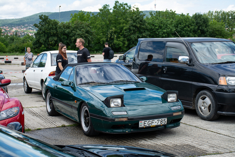 Megbújik a többiek között, pedig a vászontetős Mazda RX-7-nek nem volt párja Pécsett.