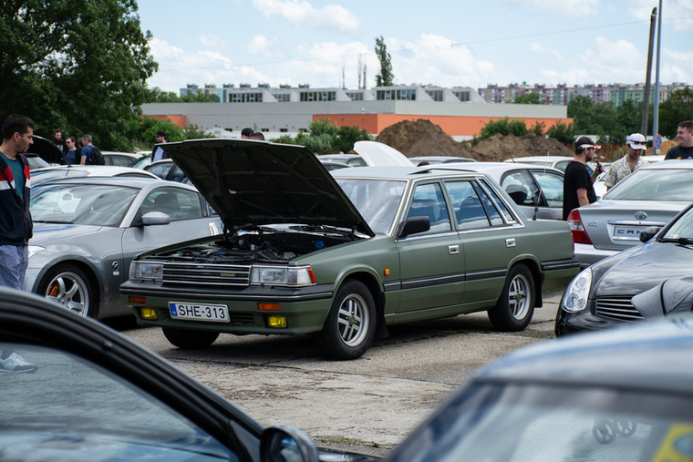 Tisztelegjünk ennek a Nissan Laurelnek...