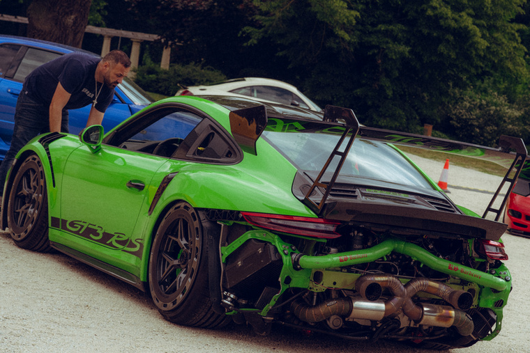 Egy RWB Porsche mellett nehéz kitűnni, még zöld színnel is, viszont itt nem a szín, ami feltűnő.