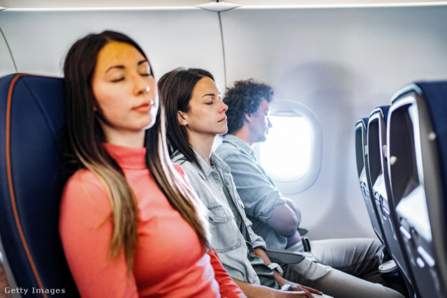 Nők mellé foglalhatnak helyet egy légitársaságnál a nők