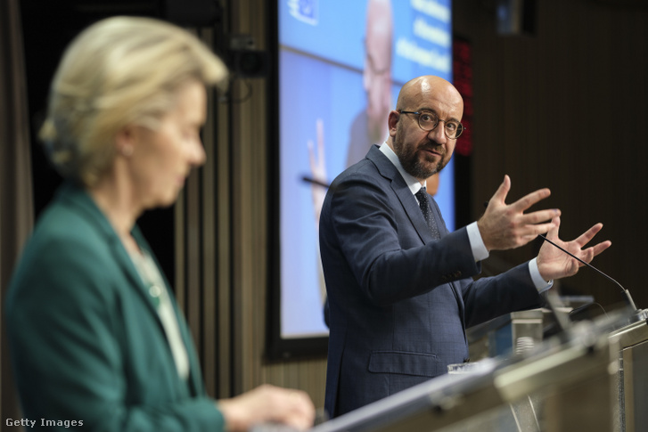 Ursula von der Leyen, az Európai Bizottság elnöke (balra) és Charles Michel, az Európai Tanács elnöke (jobbra) beszél a sajtó előtt a virtuális uniós vezetői csúcstalálkozó végén az EU Tanácsának székhelyén 2021. március 25-én Brüsszelben