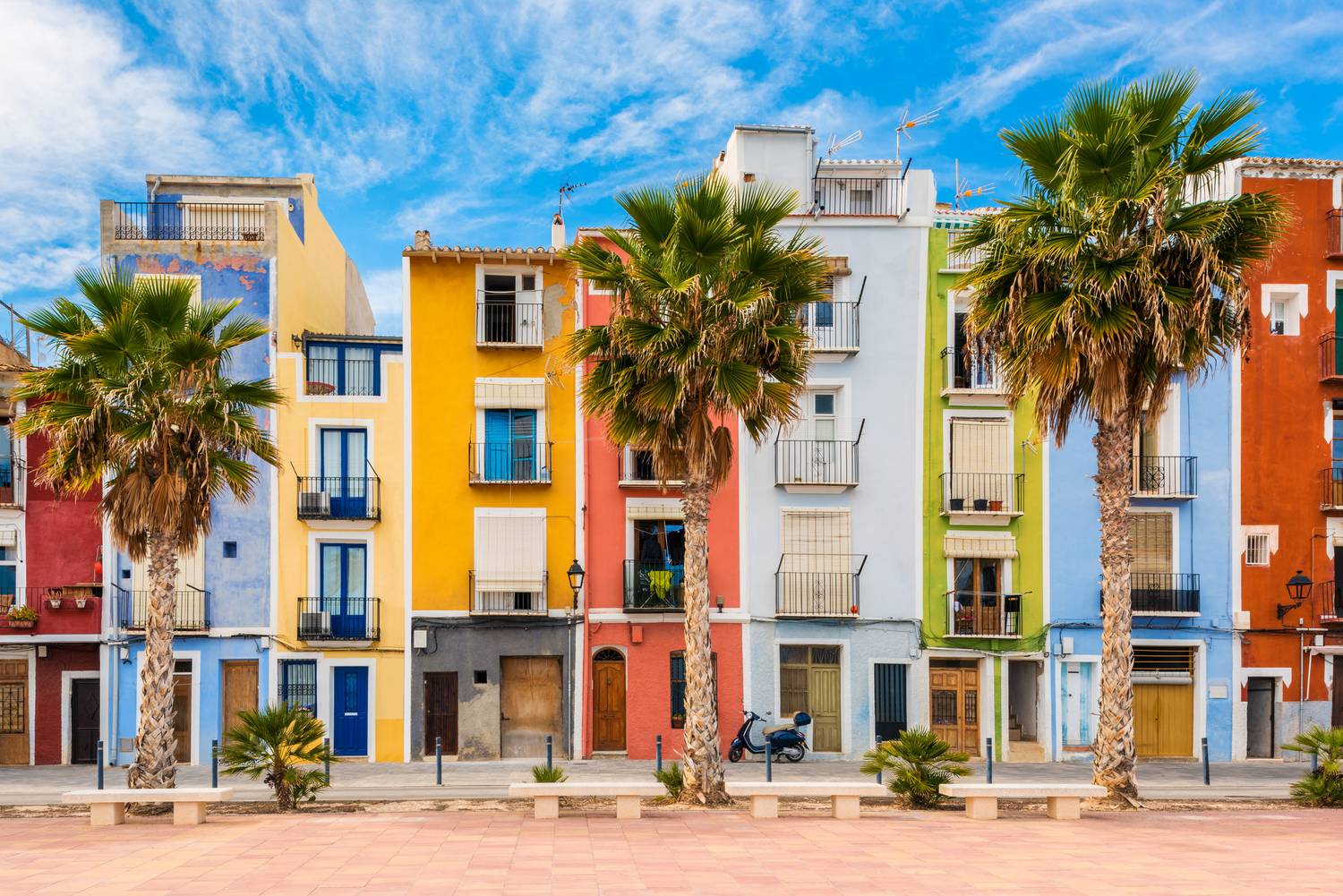 Egy kis ékszerdoboznak tartják Spanyolországban Villajoyosa városkáját, Alicante közelében. A színes település aranyérmes lett a rejtett gyöngyszemek listáján.