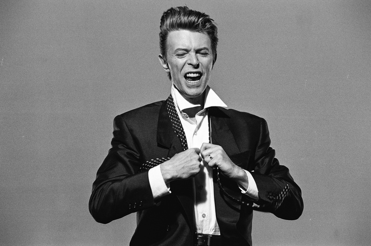 David BowieA „pop kaméleonjának” is nevezett, bariton hangú énekes sokszor diktálta a zenei trendeket közel ötven éven át tartó karrierje során