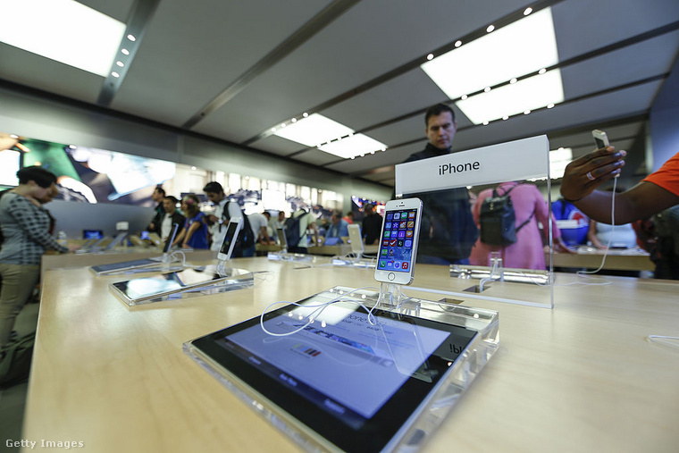 iPhone 5S egy Apple áruházban, 2014-ben. (Fotó: Anadolu / Getty Images Hungary)