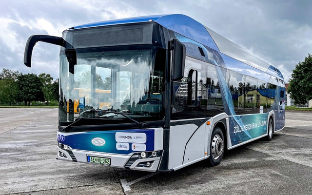 Környezetbarát buszok állnak forgalomba három városban