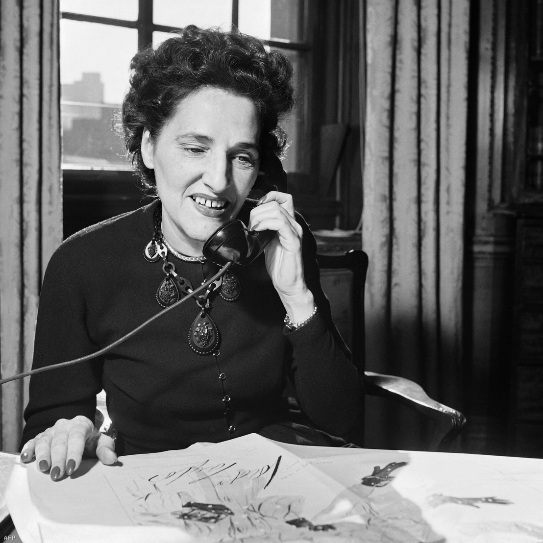 Dorothy Shaver, a Lord and Taylor áruház vezetője telefonál az íróasztalánál 1946 áprilisában New Yorkban