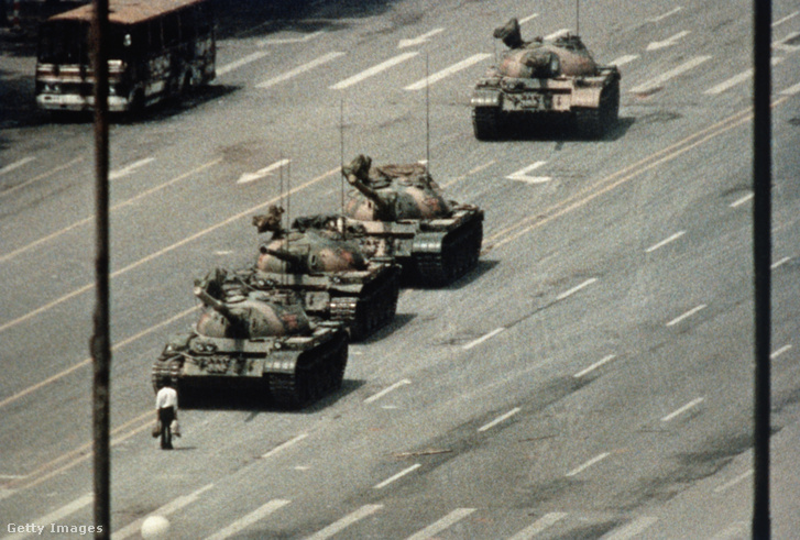Egy pekingi tüntető elállja egy harckocsi útját az Örök béke sugárútján, a Tienanmen téren 1989. június 4-én