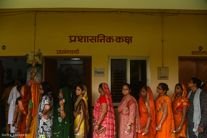 Nők állnak sorban egy szavazóhelyiségben az indiai általános választások hetedik és egyben utolsó szakaszában Varanasi Uttar Pradesben, Indiában 2024. június 1-jén