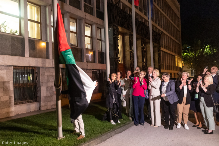 A palesztin zászló a parlament udvarán, miután a szlovén kormány elismerte Palesztinát államként, Ljubljanában 2024. június 4-én