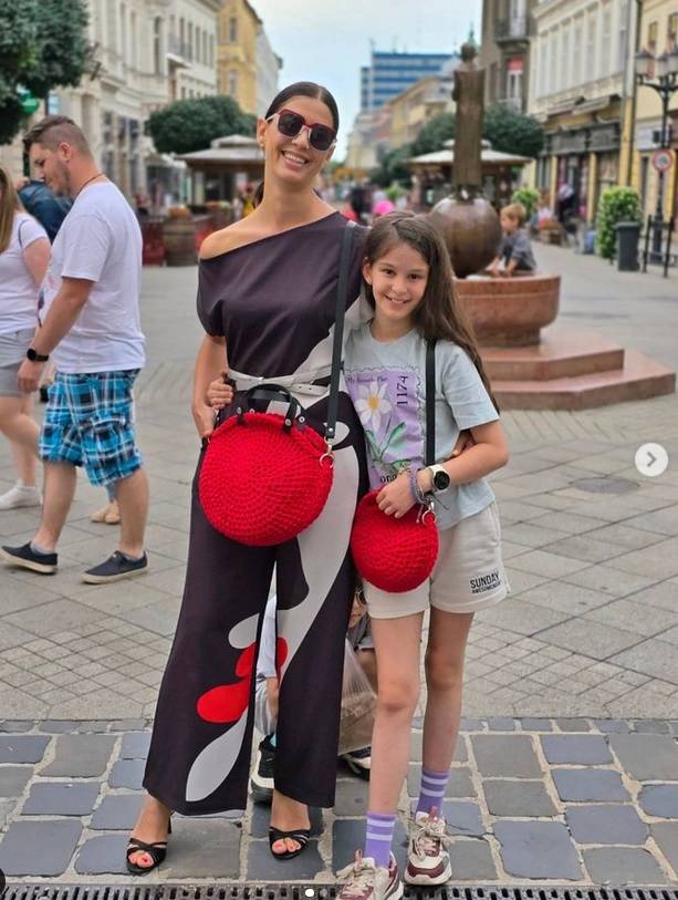 A műsorvezető összeöltözött kislányával: ugyanolyan táskával pózoltak a kamera előtt.