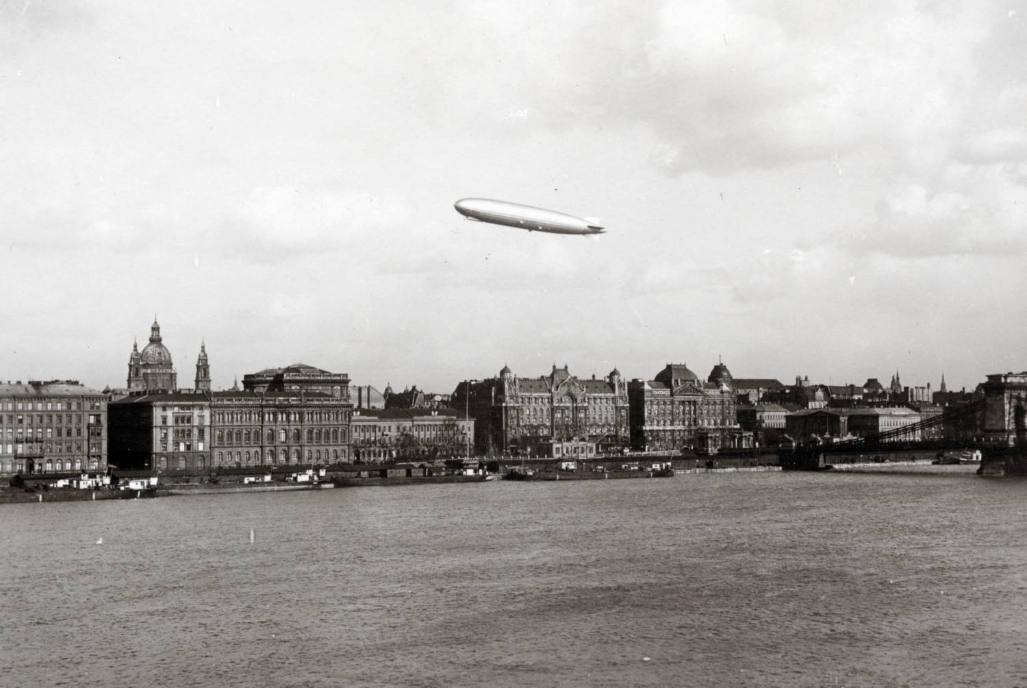 A Graf Zeppelin a Fertő tónál lépett be a magyar légtérbe. Kicsit elidőzött a Balaton felett, majd Tihany és Székesfehérvár érintésével érkezett Budapestre.