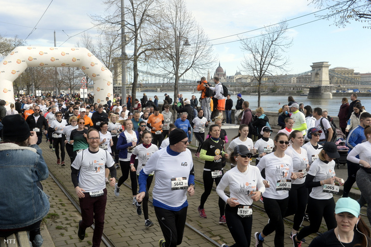 Az 5000 méteres futam résztvevői melegítenek a rajt előtt az NN City Run futóversenyen a 2023-as budapesti atlétikai világbajnokságot felvezető roadshow-n a Várkert Bazár előtt 2023. április 2-án.