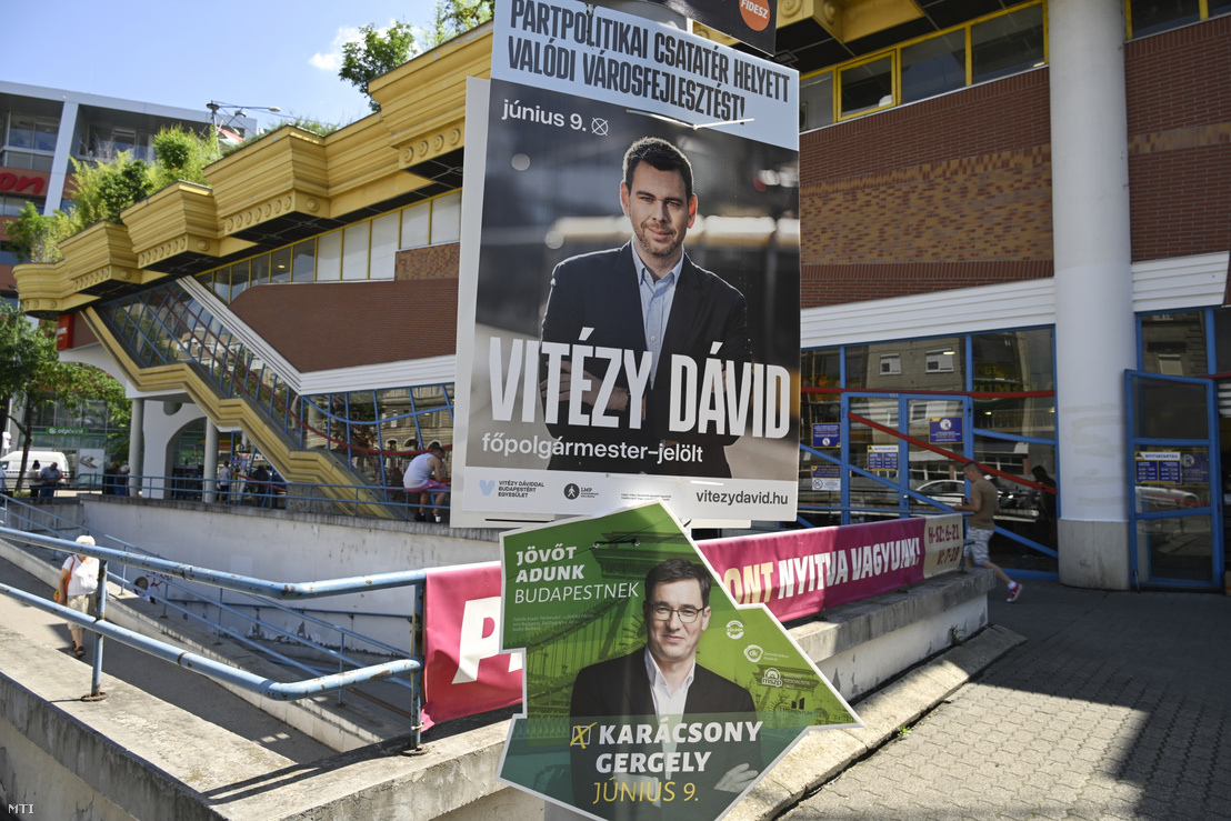 Vitézy Dávid az LMP és a Vitézy Dáviddal Budapestért Egyesület által támogatott főpolgármester-jelölt (fent) és Karácsony Gergely főpolgármester a Párbeszéd-Zöldek-DK-MSZP főpolgármester-jelöltjének (lent) választási plakátja a Váci úton 2024. június 6-án