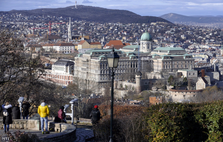 Belföldi turisták nézik a budai vár panorámáját a Gellért-hegy kilátóteraszáról