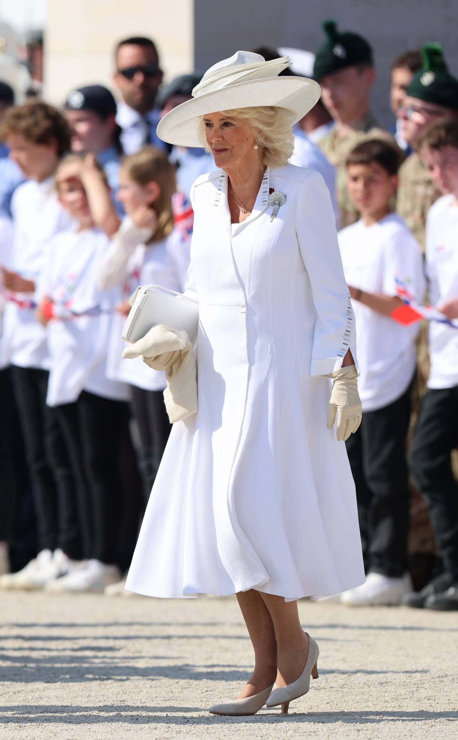 Kamilla királyné egy fehér kabátruhában ment a megemlékezésre.