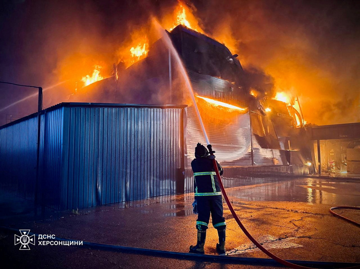 Egy tűzoltó dolgozik Herszonban, Ukrajnában 2024. június 6-án