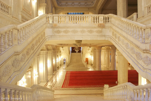 Ceausescu luxuskastélyának, avagy a Nép Házának egyik lépcsőháza
