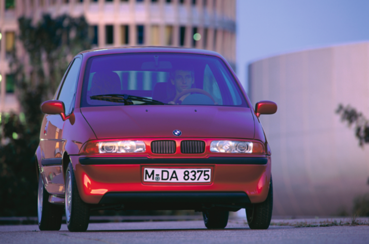 Hiába viselte a kor kedvelt nagy modelljeinek jegyeit, az egyik legcsúnyább BMW-nek tartják az E1-et