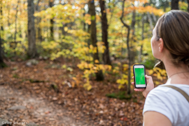 Manapság már nem olyan könnyű eltévedni egy erdőben vagy egy hegyen, ha a telefonunkra letöltjük a megfelelő térképes applikációkat.
