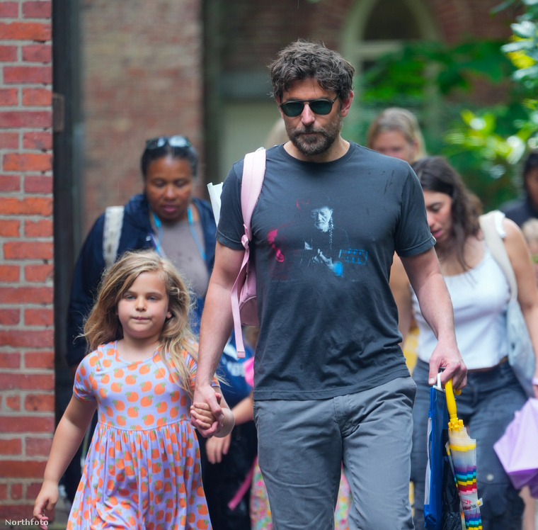 Bradley Coopert és lányát, Lea de Seine-t New York utcáin szúrták ki a paparazzik